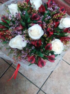 ramo-10-alstromelias-rojas-6-rosas-blancas-y-flor-de-cera-45€