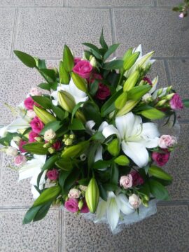 ramo-lilium-oriental-blanco-y-mini-rosas-fucsia-40€